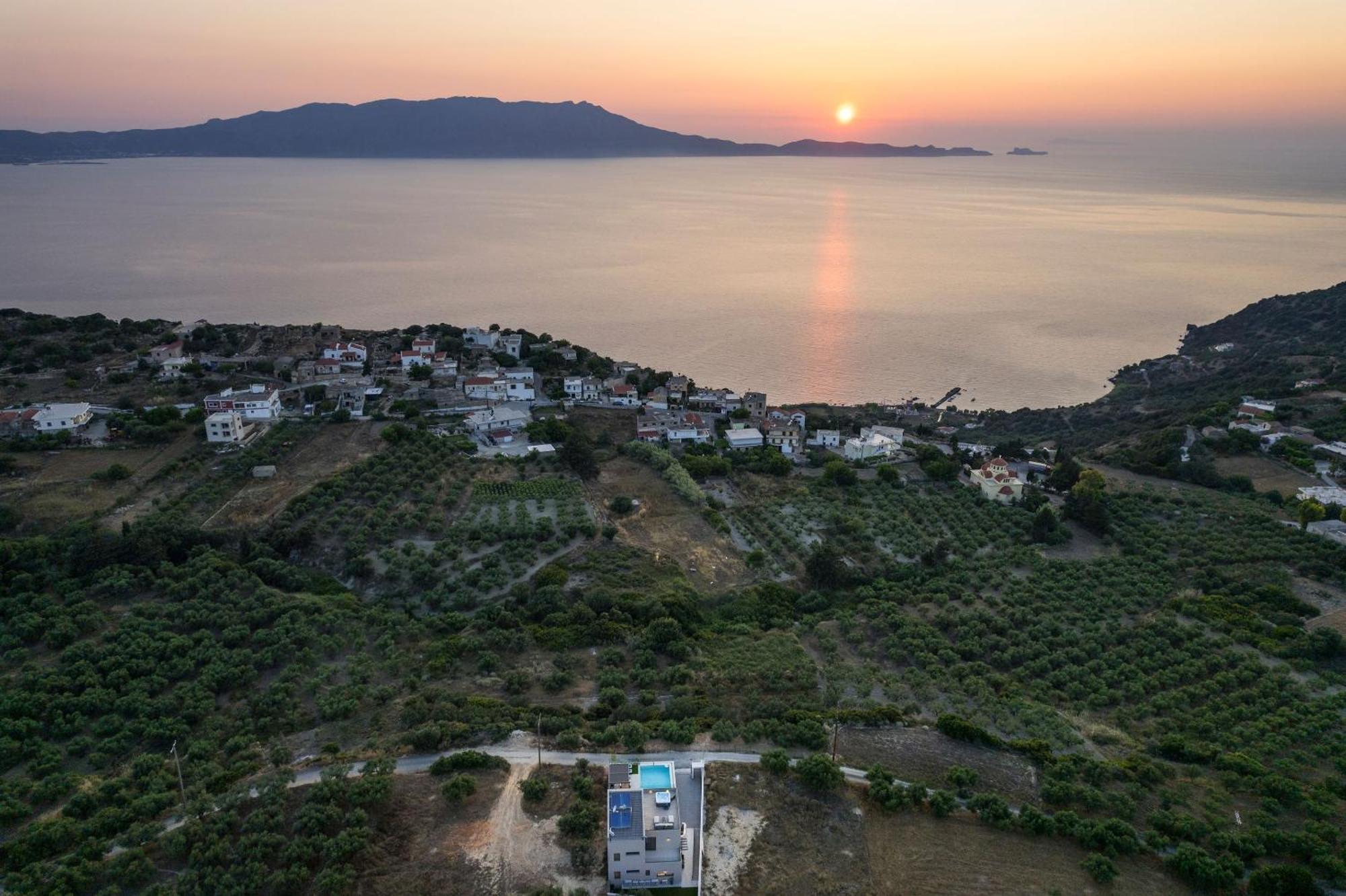 Villa Ekphrasis With Sea View And Jacuzzi Ravdhoukha Exterior photo
